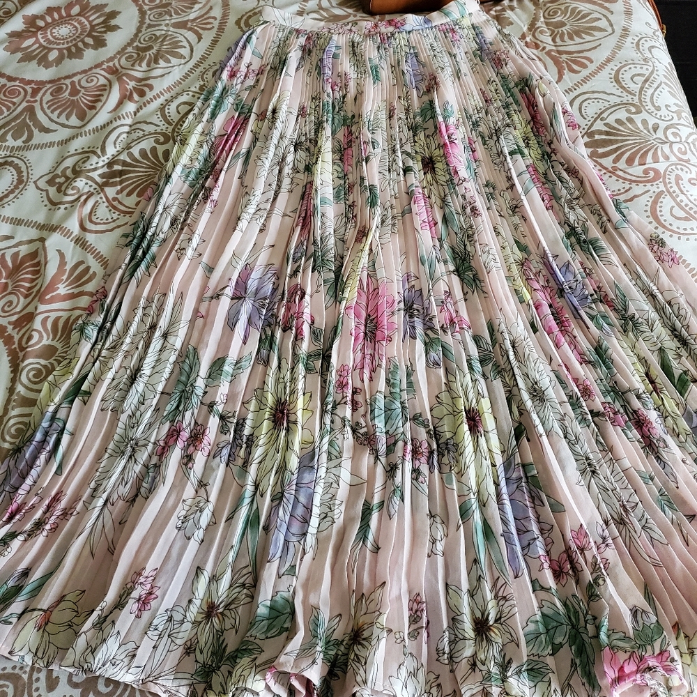 Nwt H&M skirt size 6 non stretch